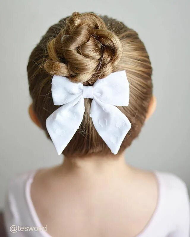 Прическа с маленькими бантиками 2024 Pull through braid bun for dance today! #QsHairdosLove this bow from @labellebab