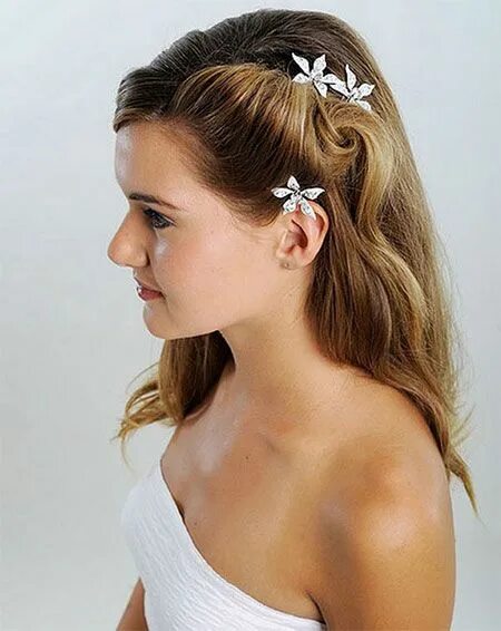 Прическа с маленькими крабиками 2024 30 Sumptuous Side Hairstyles For Prom To Please Any Taste Hair down styles, Side