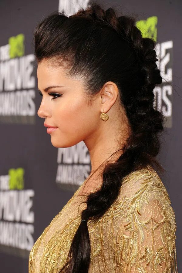 Прическа с начесом Proof That Selena Gomez Is The Ultimate Beauty Chameleon Selena gomez hair, Brai