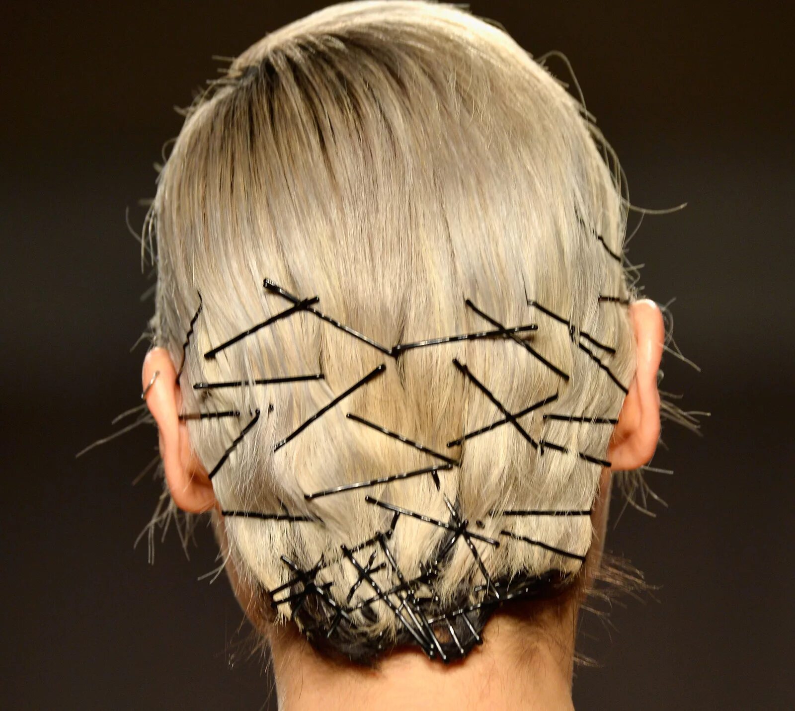 Прическа с невидимками по бокам каре 16 Ways Bobby Pins Have Betrayed You