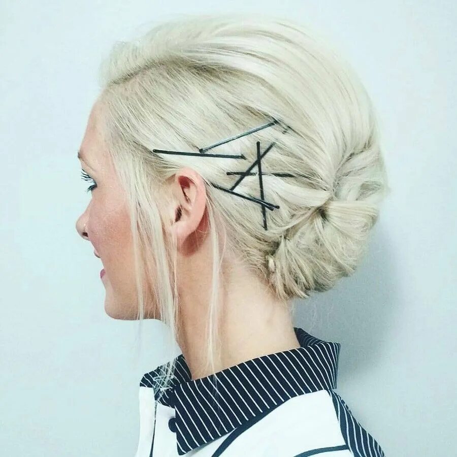 Прическа с невидимками по бокам каре 25 Ways You've Never Thought to Wear Bobby Pins Bobby pin hairstyles, Bobby pins