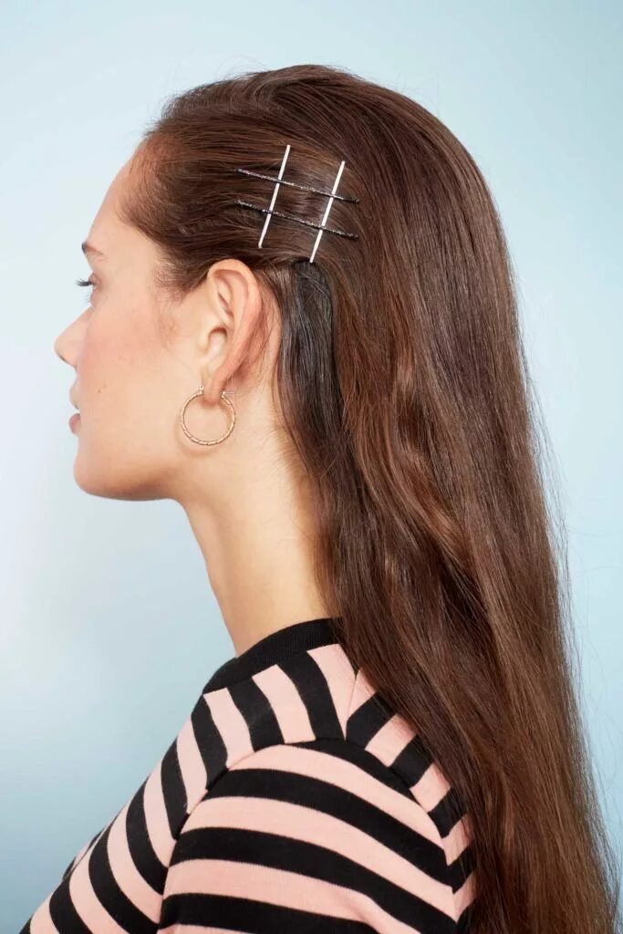 Прическа с невидимками по бокам на длинные Bobby pin hairstyles: Close up shot of a woman with long chestnut brown hair sty