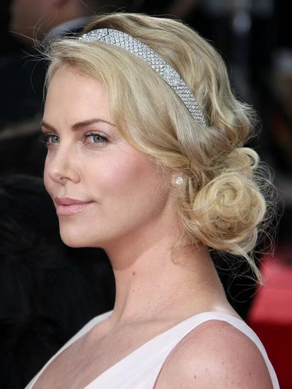 Прическа с ободком на средние волосы Charlize Headband hairstyles, Goddess hairstyles, Wedding hair side