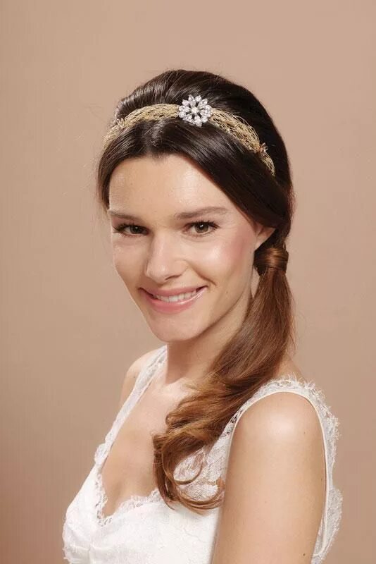 Прическа с ободком на средние волосы Destination Weddings Wedding hairstyles, Hair styles, Hair pieces