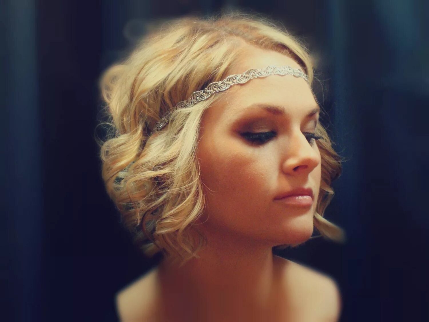 Прическа с ободком на средние волосы Metallic Gold or Silver Boho Headband. $6.00, via Etsy. Short hair styles, Hair 