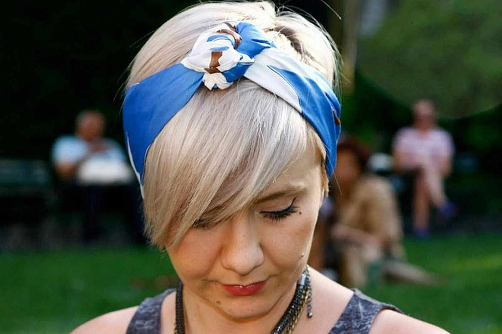 Прическа с платком на короткие волосы Ten Very Cool Ways to Tie a Headscarf Short hair styles, Scarf hairstyles, Short