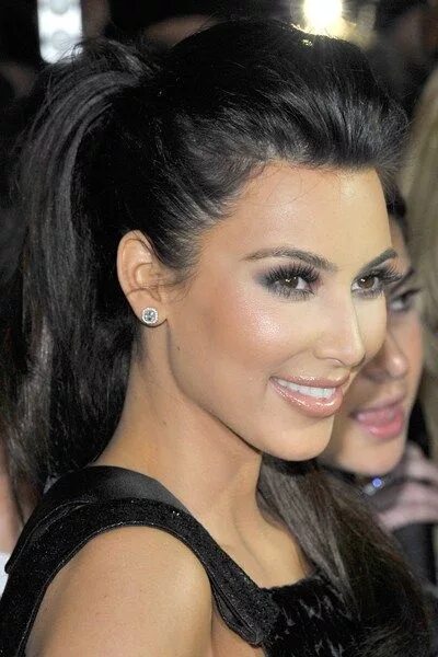 Прическа с поднятой челкой женская Hair + Nails Kim kardashian peinado, Peinados, Peinado y maquillaje