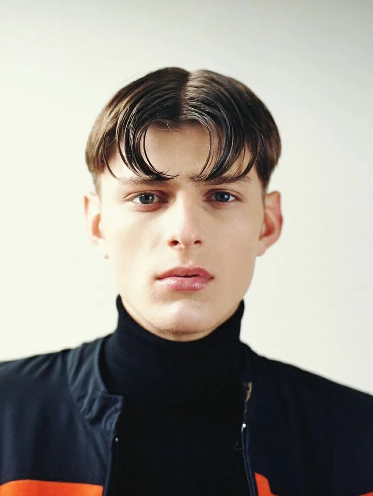 Прическа с пробором посередине мужская Pin by W J on Hair Middle part haircut, Center part hairstyles, Haircuts for men