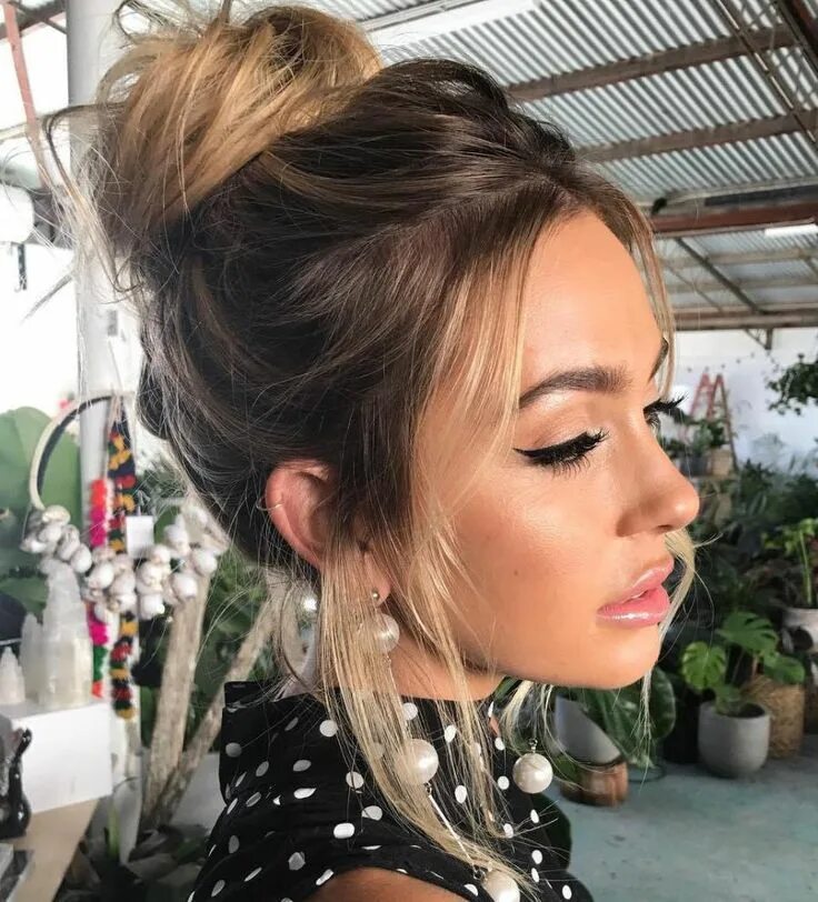 Прическа с прядями Disheveled Bun Updo Top knot hairstyles, Hair styles, Long hair styles