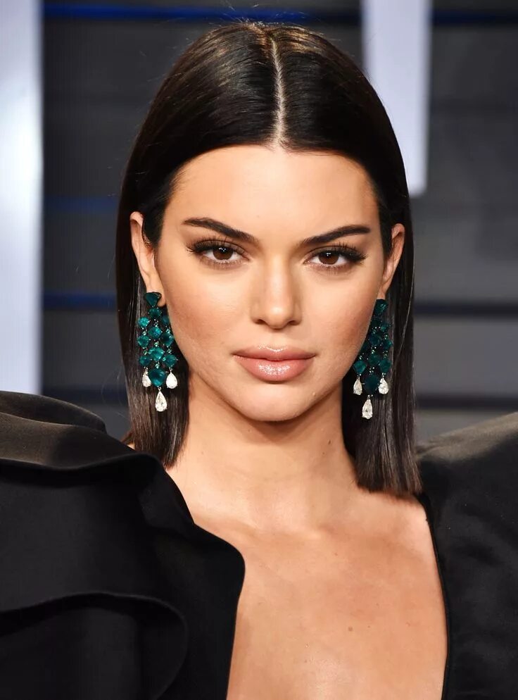 Прическа с прямым пробором женская The Real Story Behind Kendall Jenner's Lip Tattoo Kendall jenner haircut, Sleek 