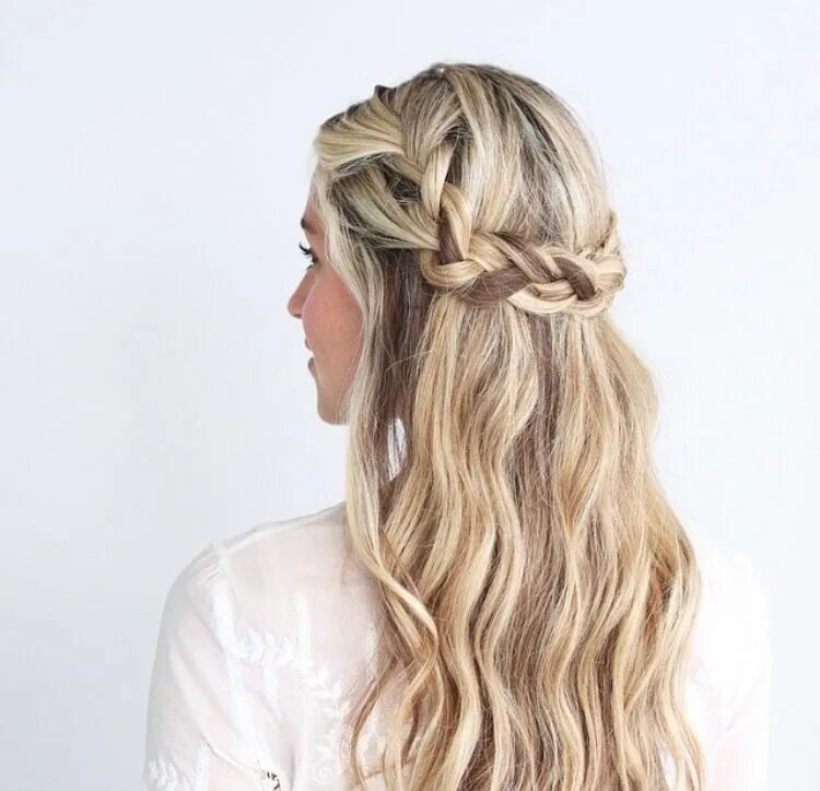 Прическа с распущенными волосами на длинные волосы Bridesmaid hair prom in 2019 Hair styles, Hair, Crown hairstyles