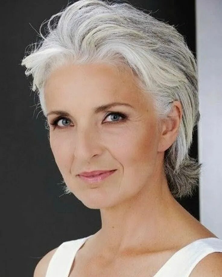 Прическа с сединой для женщин Balayage grey hair color 2020 short haircut over 50 Short hair over 60, Short ha