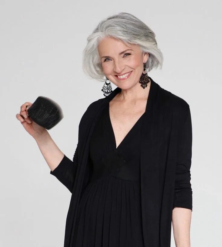 Прическа с сединой для женщин Pin by susan chapman on Minimalism in 2023 Gorgeous gray hair, Nice short haircu