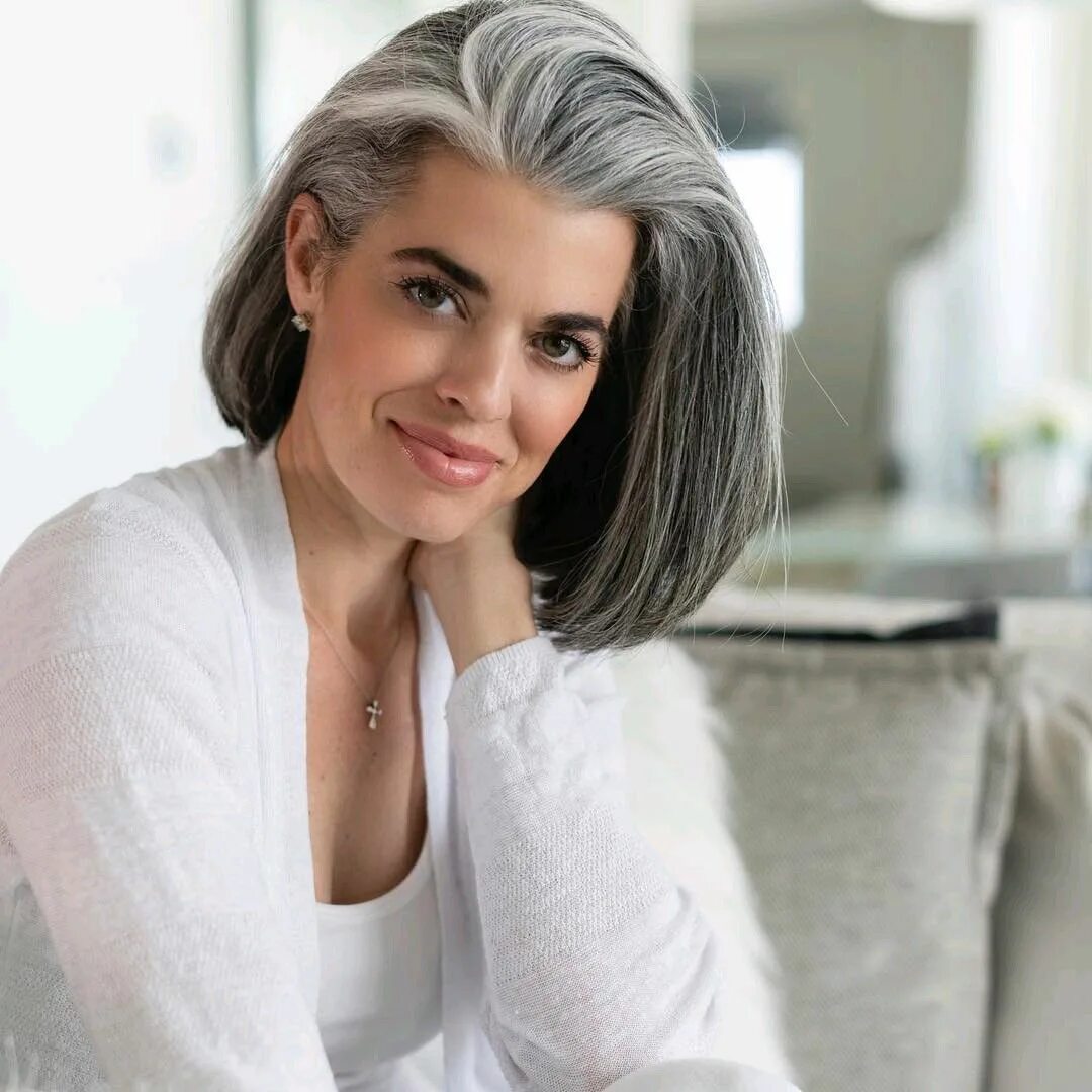 Прическа с сединой для женщин Nikol Johnson Mom hairstyles, Hair styles, Hair today