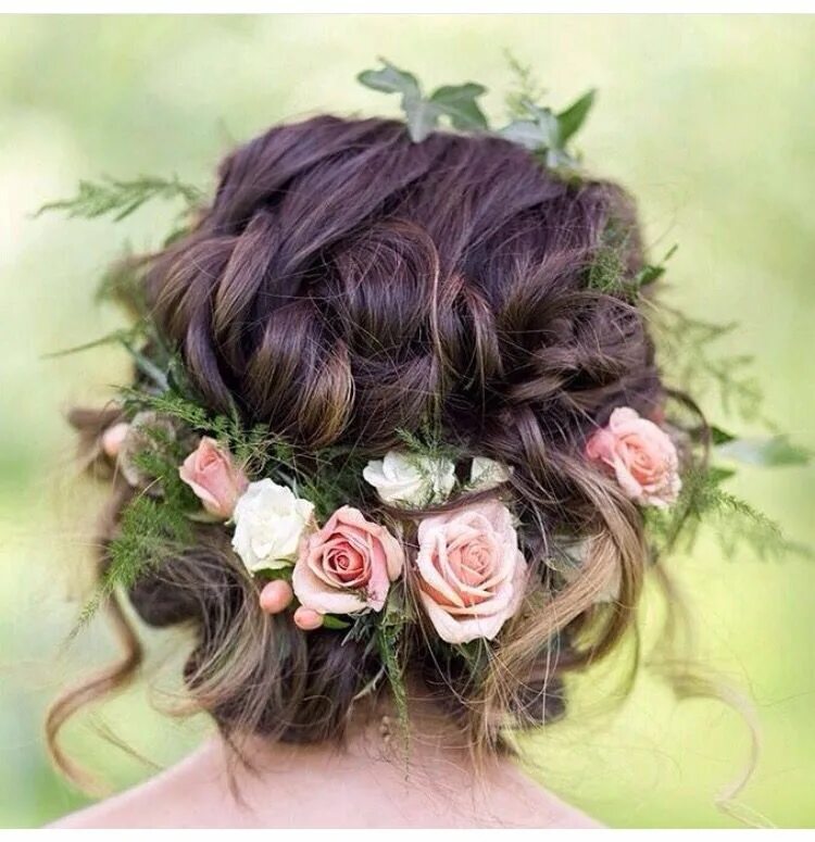 Прическа с цветами на длинные Flowers Flower crown hairstyle, Crown hairstyles, Flowers in hair