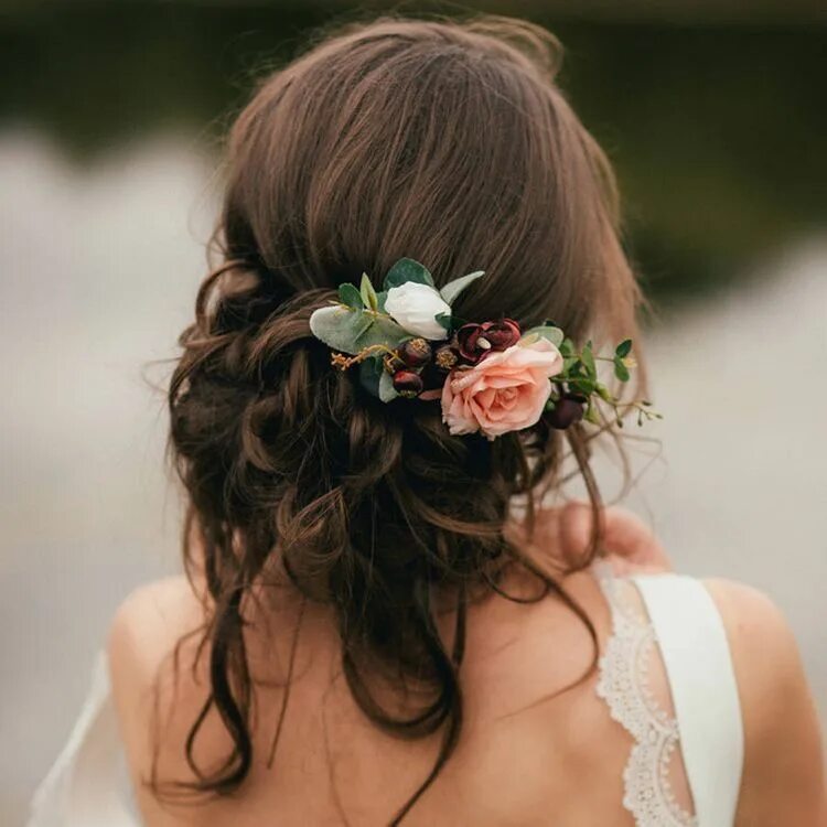 Прическа с цветами на длинные Love the messy simplicity of this. Trendy wedding hairstyles, Flowers in hair, W