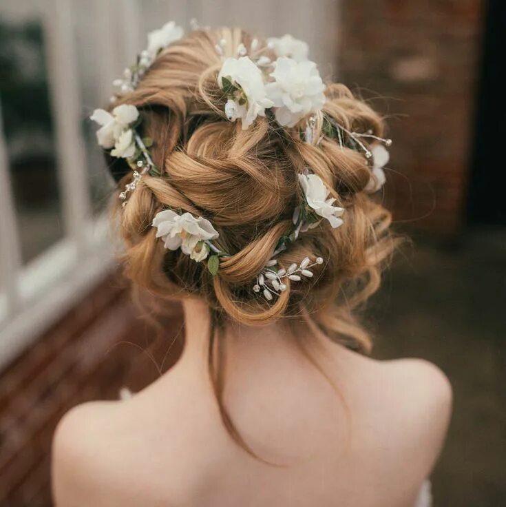 Прическа с цветами на длинные Frillypinkdreams, sosuperawesome: Hair Vines, Crowns, Combs and... Bridal hair v