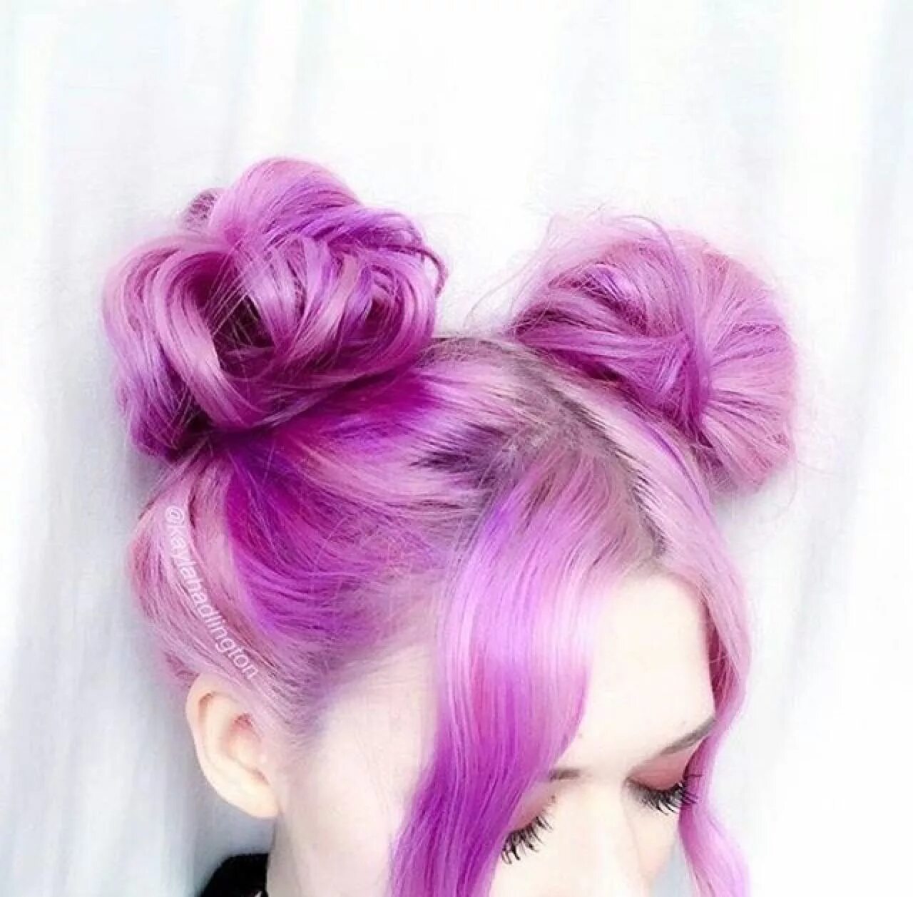 Прическа с цветными волосами для девочки space buns Tumblr Space hair, Dyed hair, Pastel hair