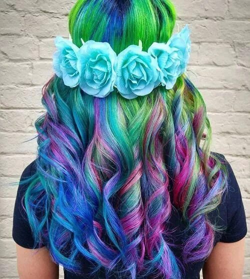 Прическа с цветными волосами для девочки Curly Rainbow hair with blue flowers crown by hairbyjessysilva... - SofistyHairS