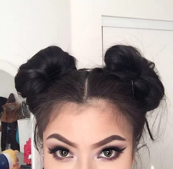 Прическа с волосами на глазах space buns Girly hairstyles, Curly hair styles, Hair styles