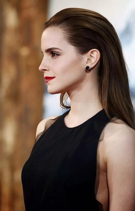 Прическа с зачесом назад женская Emma Watson's Sleek 'do & classic red lip. Hair styles, Hairstyle, Emma watson b