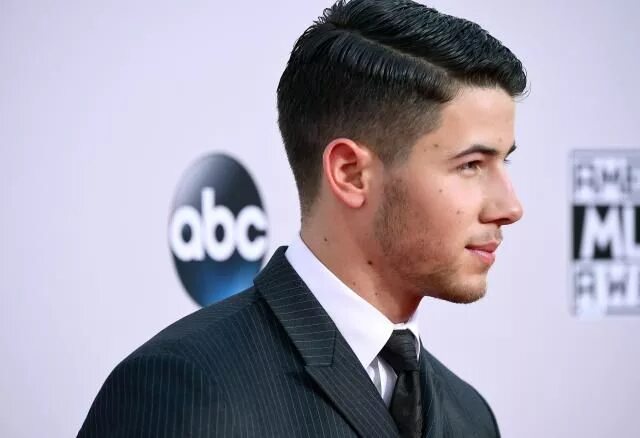 Прическа сбоку Behold: The Evolution of Nick Jonas's Hair Nick jonas hair, Nick jonas haircut, 