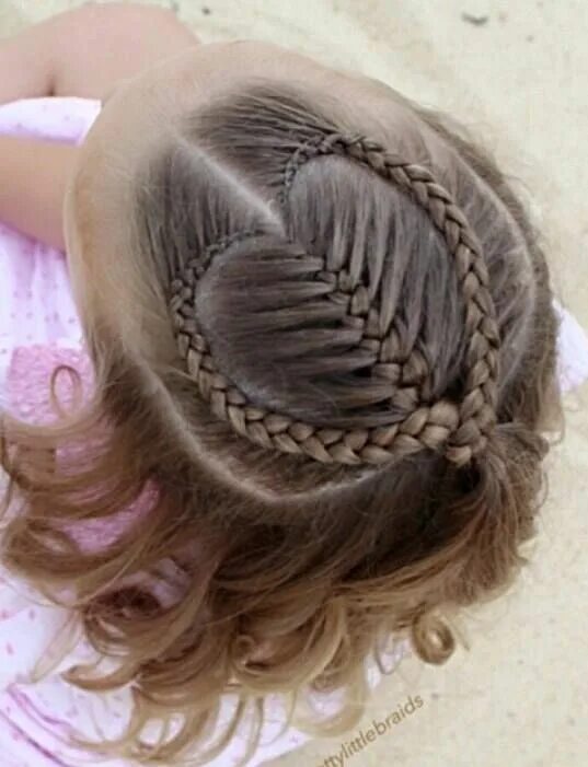 Прическа сердечко из косичек для девочек сердечко прическа Kids hairstyles, Hair styles, Girl hairstyles