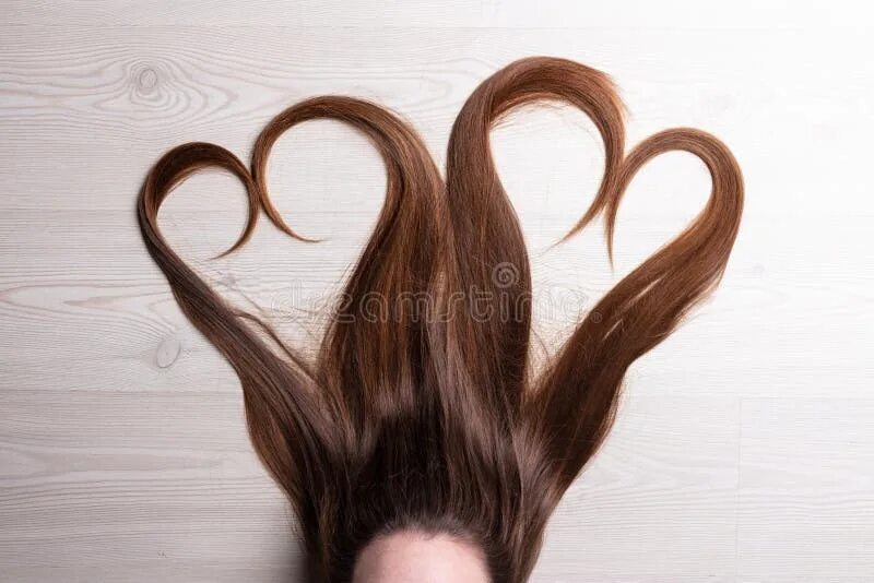 Прическа сердце Love is in the hair stock image. Image of space, wood - 119865081