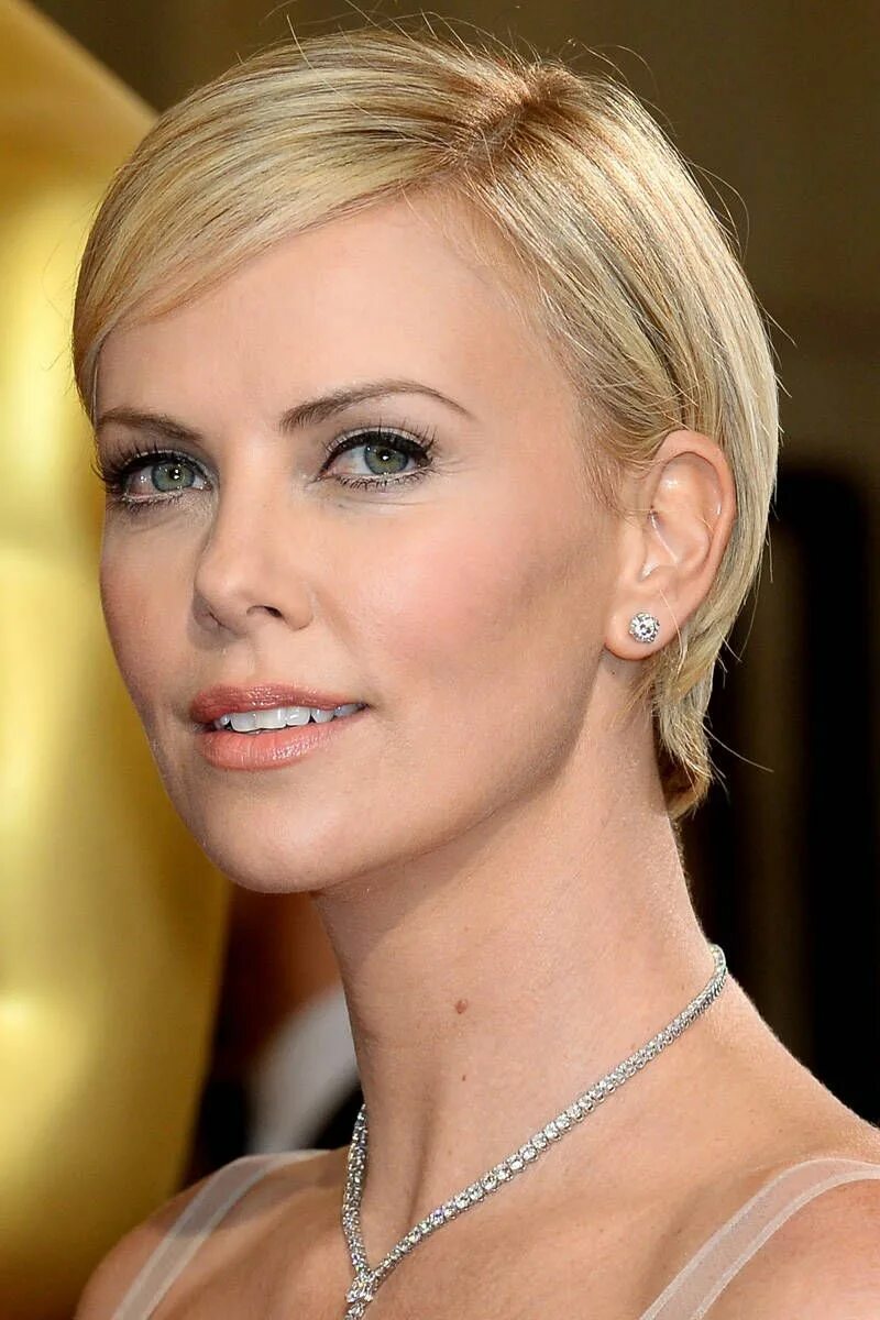 Прическа шарлиз терон фото The 10 Best Beauty Looks from the Oscars Oscars beauty, Charlize theron hair, Ch