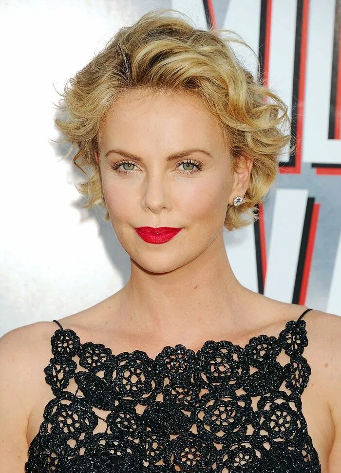 Прическа шарлиз терон фото Pin by LORENA CISNEROS on Hair in 2019 Pixie updo, Charlize theron hair, Celebri