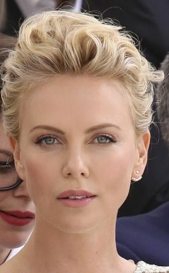 Прическа шарлиз терон фото Charlize Theron, #charlize #theron, #Makeup, Makeup, Charlize Theron Source by..