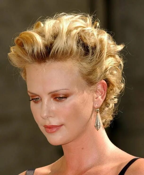 Прическа шарлиз терон фото Charlize Theron's Stunning Curly Hairstyles