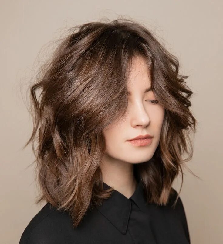 Прическа шегги Shag Frisur modern braune Haare ohne Pony Curtain Bangs mit Mittelscheitel Hair 