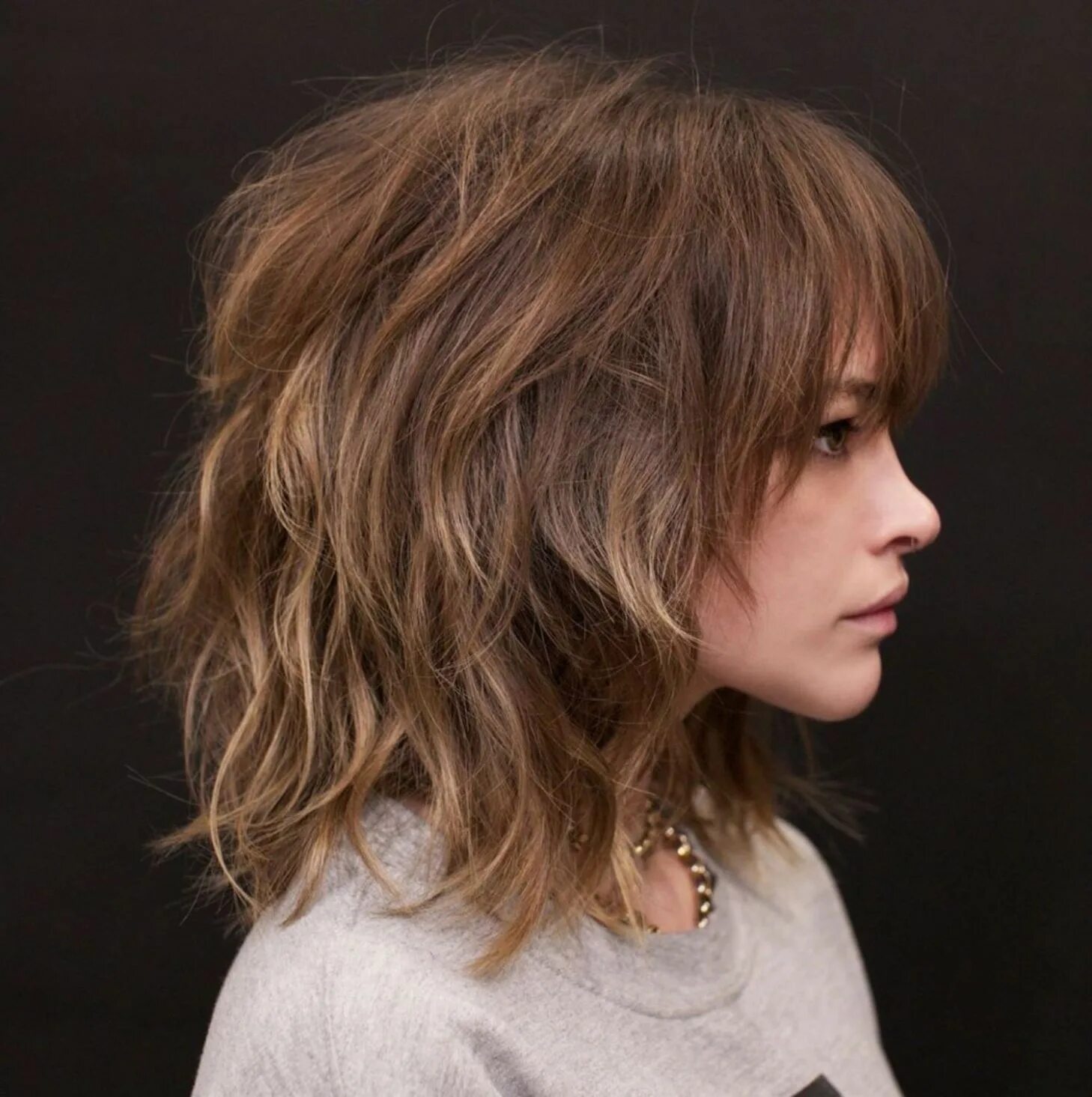 Прическа шегги Medium Messy Shag with Arched Bangs Medium shag haircuts, Hair lengths, Hair cut