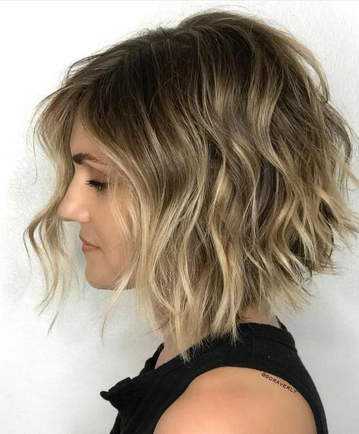 Прическа шегги на каре Messy Wavy Bob For Fine Hair Wavy bob hairstyles, Angled bob hairstyles, Bob hai