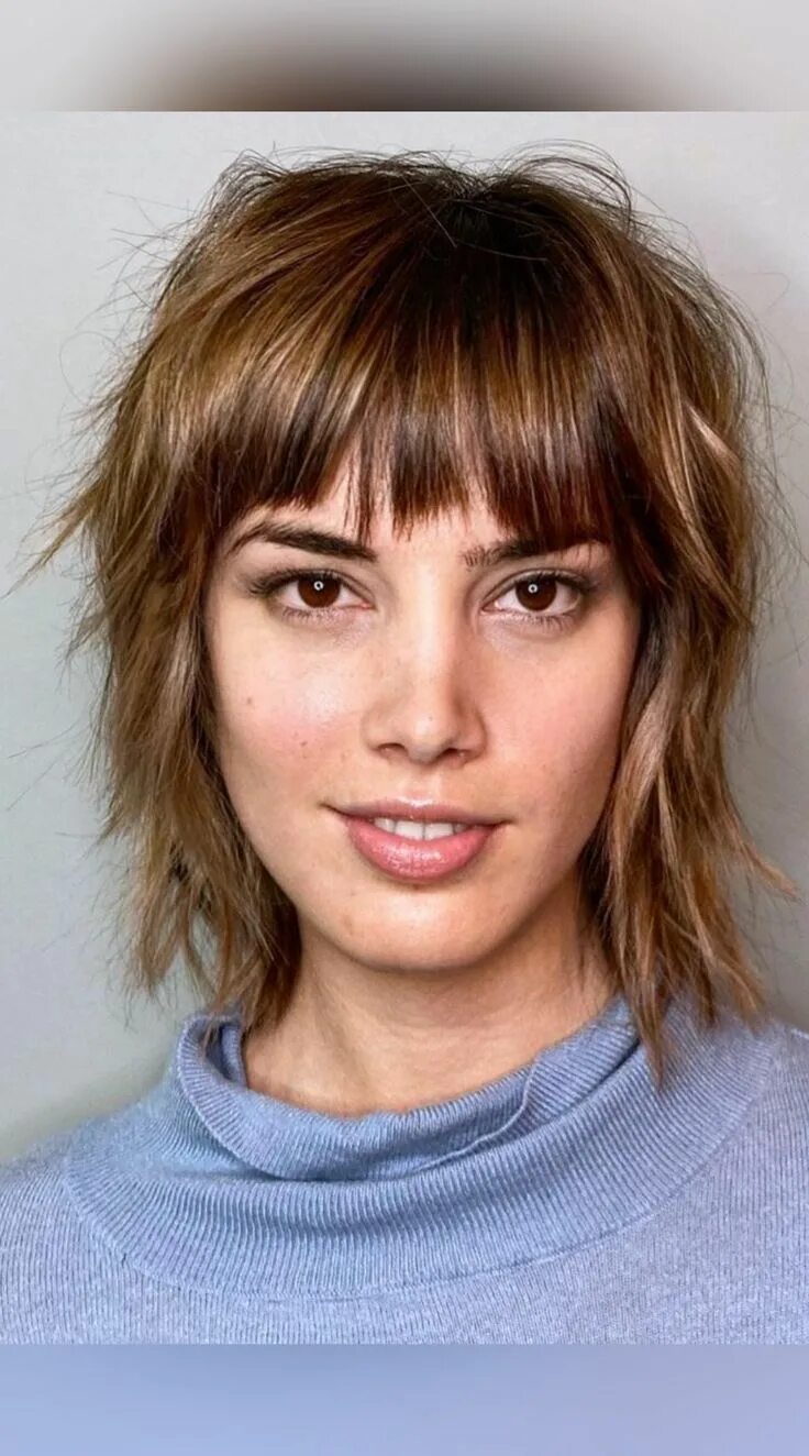 Прическа шегги на короткие волосы с челкой 36 Shaggy Bob with Bangs Haircut Ideas for The Modern, Retro Girl Chin length ha