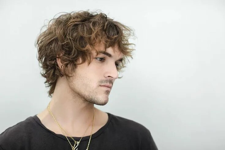 Прическа шегги на средние волосы мужские Men's Haircuts 2023 Wavy hair men, Mens hairstyles medium, Curly hair men