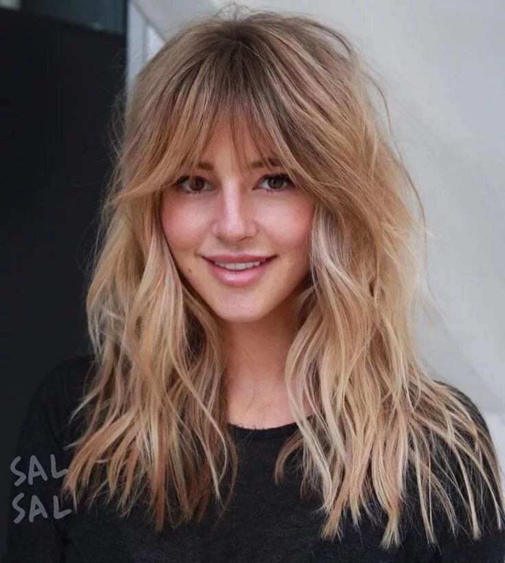 Прическа шегги на средние волосы с челкой Longer Tousled Caramel Blonde Shag Long shag haircut, Layered haircuts with bang