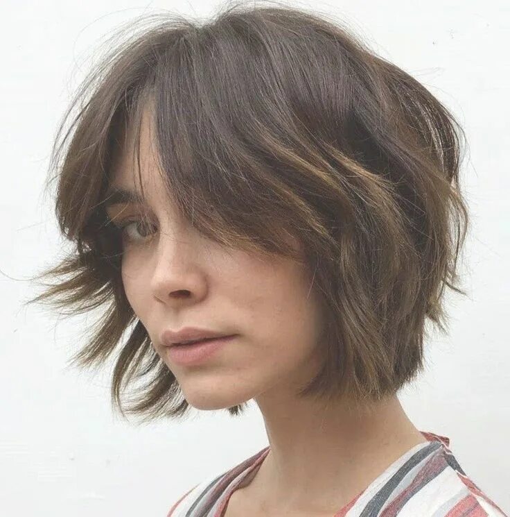 Прическа шеги короткая Short Shaggy Bob with Bangs Thick hair styles, Short bob hairstyles, Haircut for