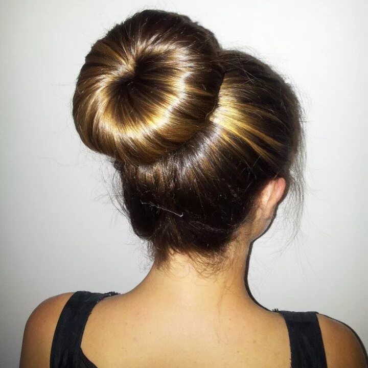 Прическа шишка на длинные волосы Simply Classy Donut Bun hairstyles to create a neat picture Bun hairstyles, Long