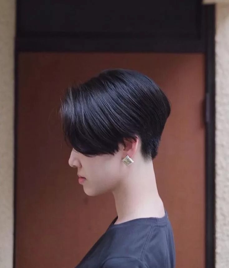 Прическа шторка для девочек Hair by 小 松 圭 介 . 襟 足 を し っ か り 詰 め た 前 髪 長 め シ ョ-ト の サ イ ド シ