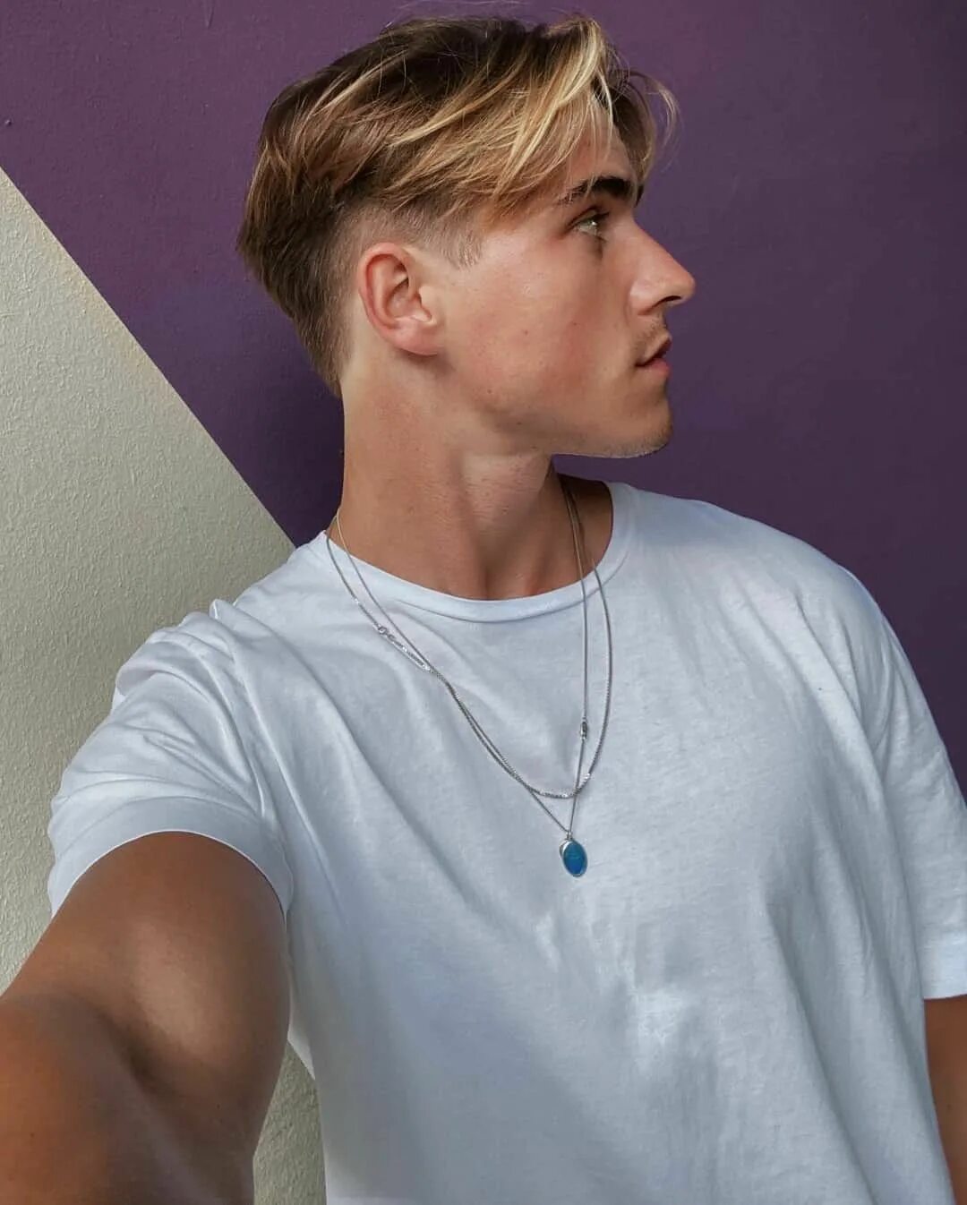 Прическа шторки для парней 13 лет Hairstyle 2020 (middle part) Middle hair, Middle part hairstyles, Men hair color