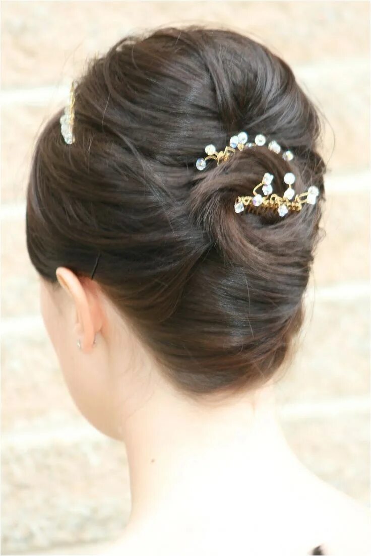 Прическа со шпильками на средние Wedding French Roll Hairstyle girlatastartup.com