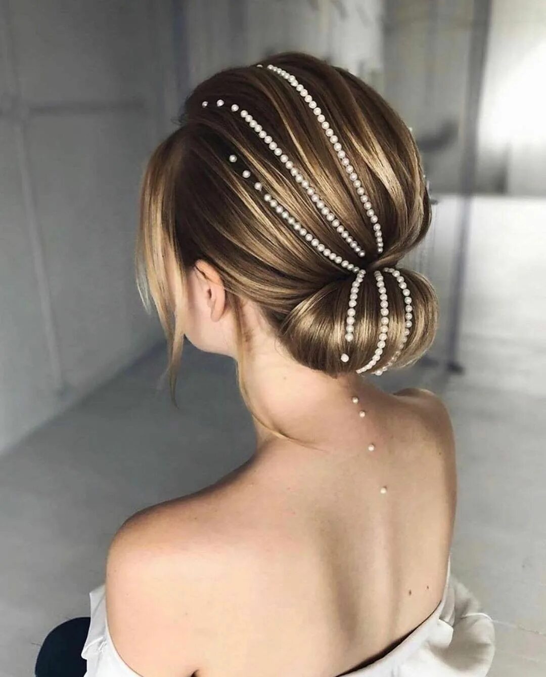 Прическа со стразами 2024 Pearl hair accessories for sleek bun hairdo. Long hair styles, Wedding hairstyle