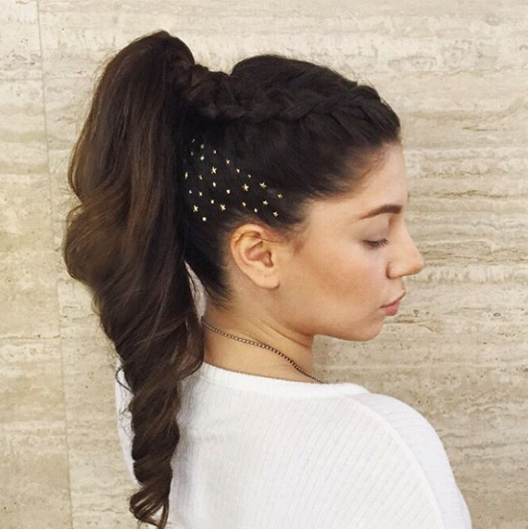 Прическа со стразами на короткие волосы This Is Summer’s Next Big Hair Trend Prom hair accessories, Hair trends, Big hai