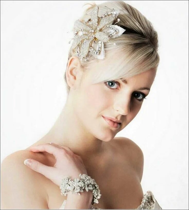 Прическа со стразами на короткие волосы Pin by Natalie House on CABELLO. CORTO. ESTILOS Cute wedding hairstyles, Trendy 