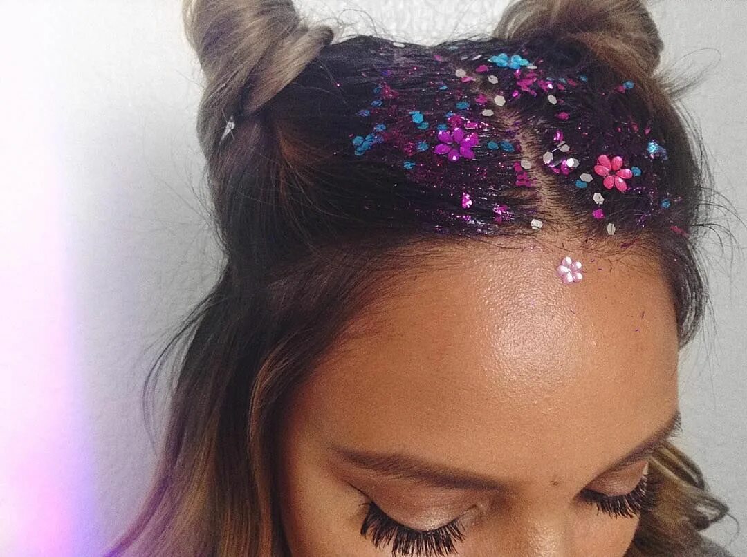 Прическа со стразами на волосах 10 Instababes Who Are All About Glitter Roots Brit + Co Glitter hair, Festival h