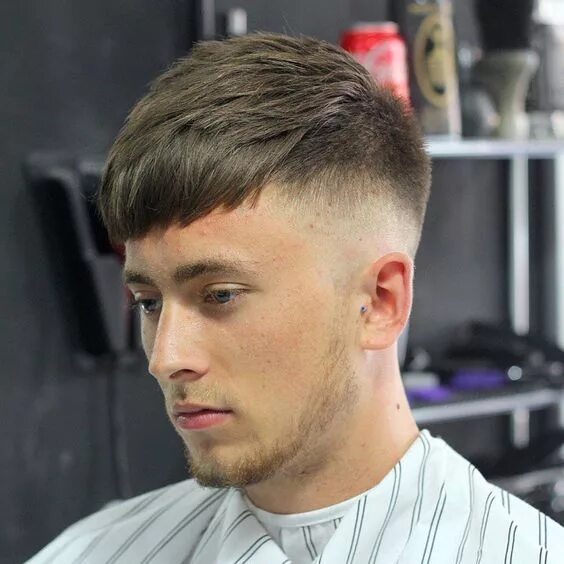 Прическа спортивная мужская с челкой Finished Crop + Drop Fade Mens haircuts short, Skin fade hairstyle, Fade haircut