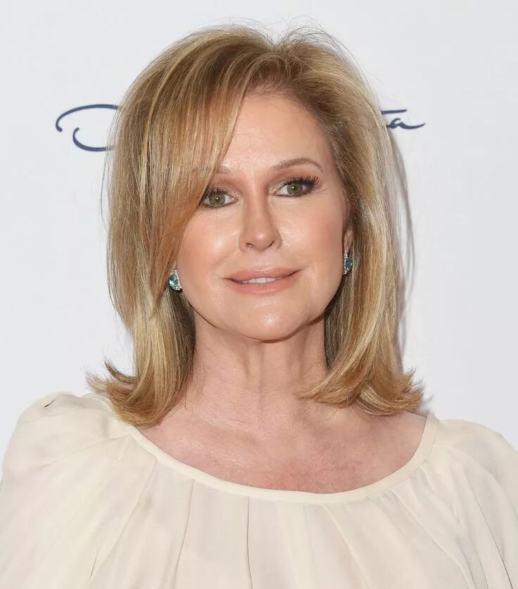 Прическа средней длины волосы 50 лет Kathy Hilton's Bouncy Flip Medium length hair styles, Hairstyles over 50, Medium