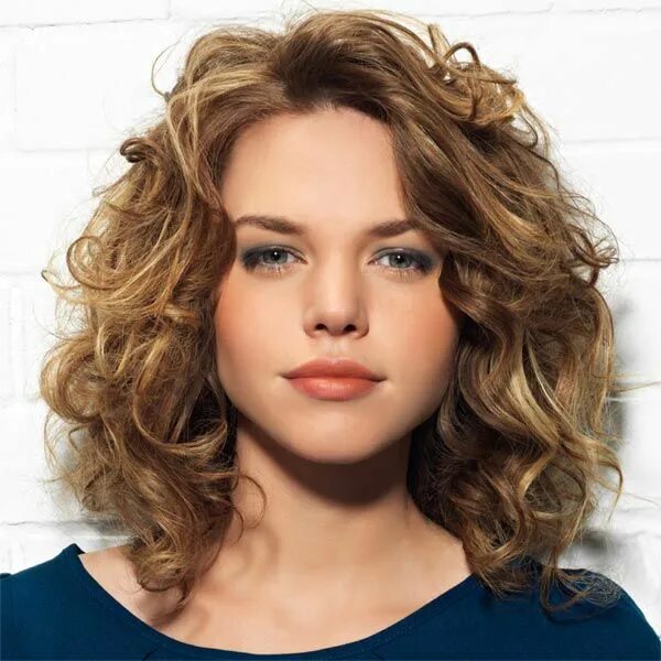 Прическа средние кудрявые волосы фото Pin by e on hair Medium curly hair styles, Medium length curly hair, Short layer